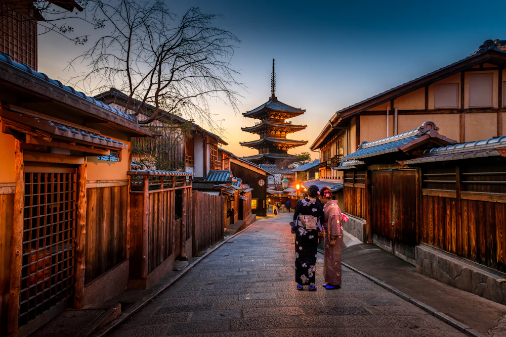 Rua tradicional de Kyoto com o pagode Yasaka ao fundo