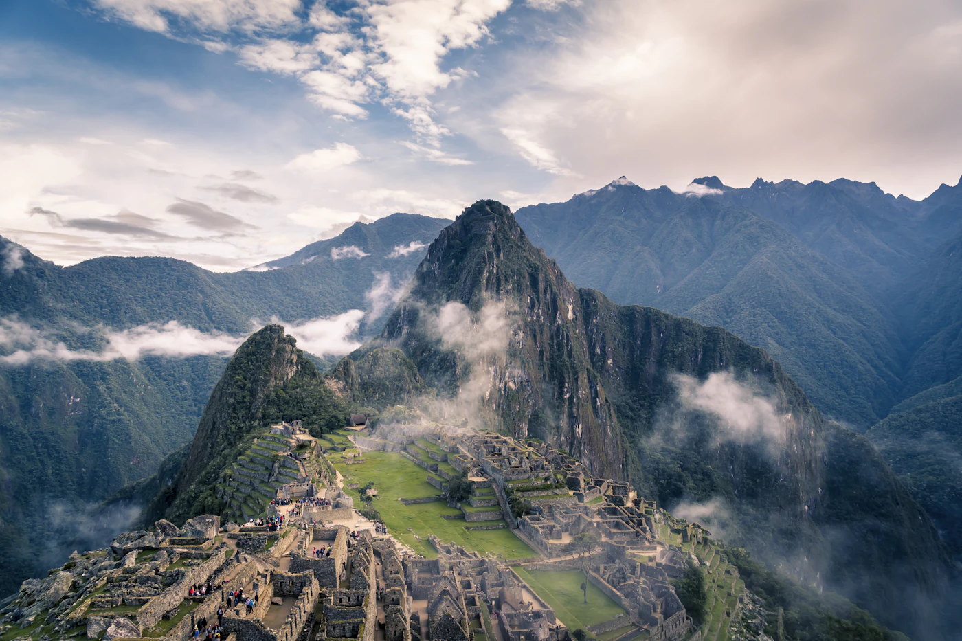 Ruínas de Machu Picchu entre montanhas e nuvens