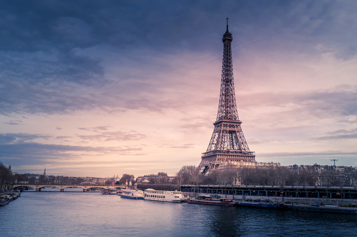 Torre Eiffel e o rio Sena ao entardecer