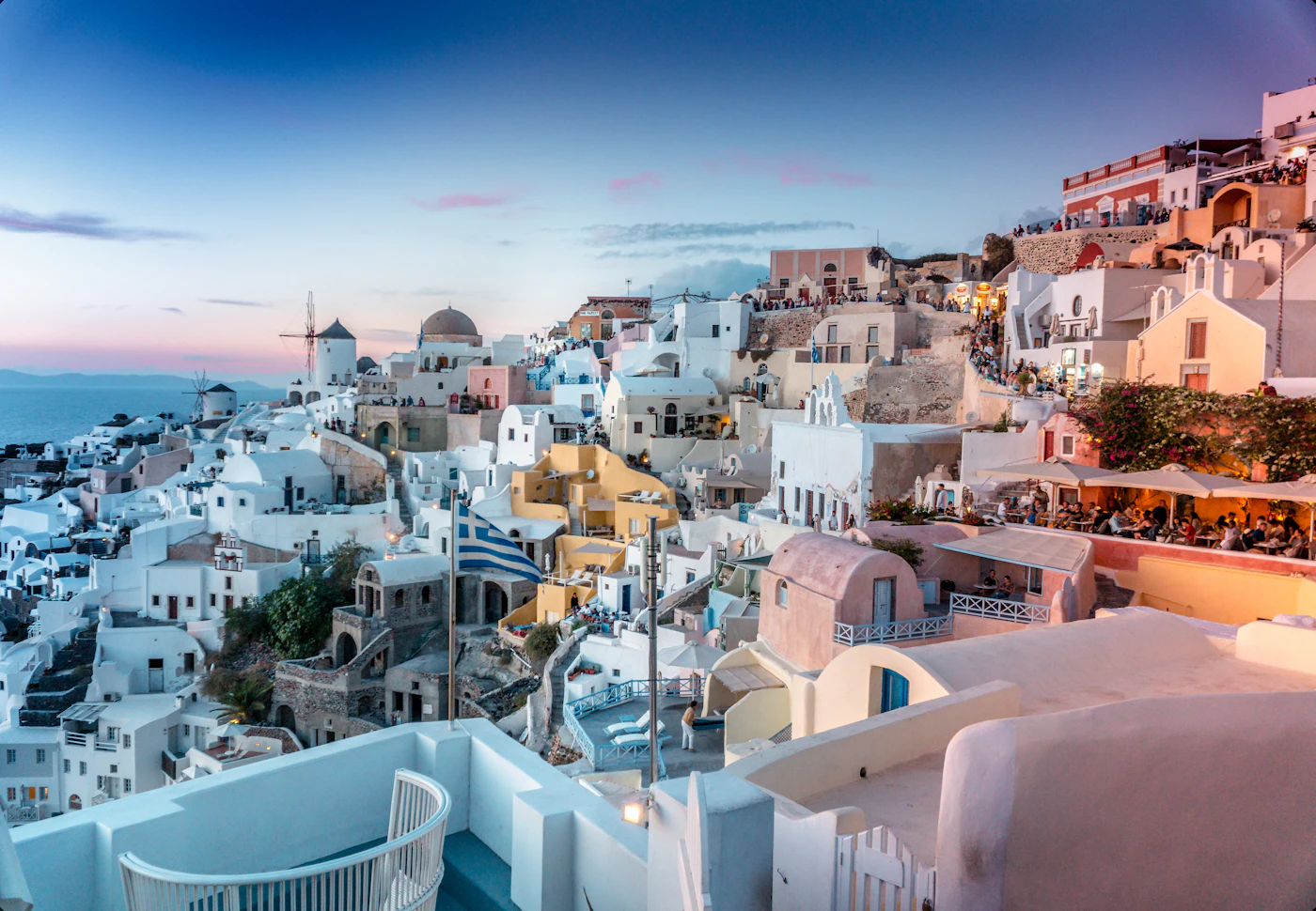 Casas brancas de Oia sobre a caldeira de Santorini